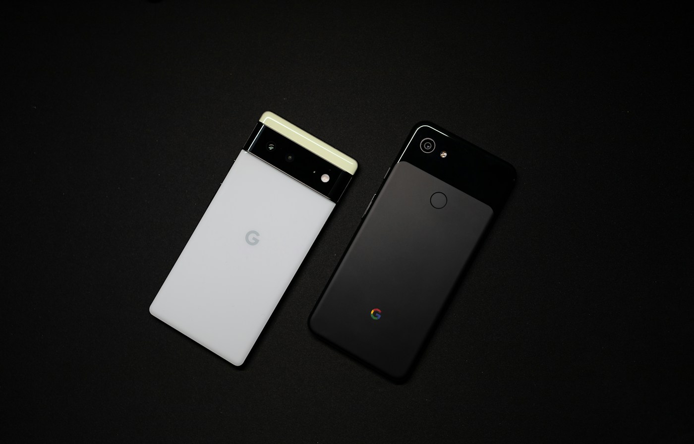黑色背景上的两部Google Pixel安卓手机背面